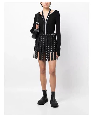 Mini falda negra fría con botones de metal